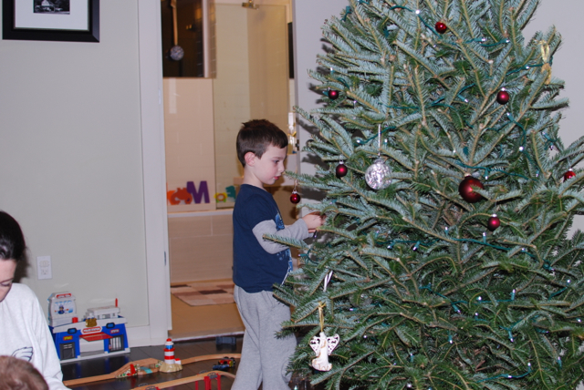 2012-12-02-DecoratingTheTree - 02