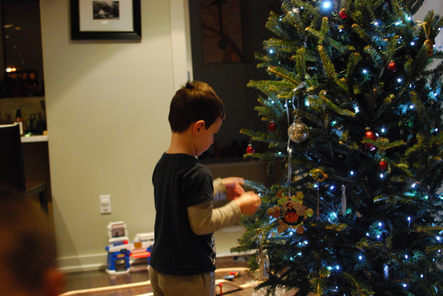 2012-12-02-DecoratingTheTree - 08