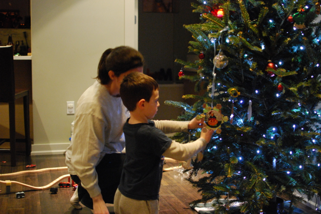 2012-12-02-DecoratingTheTree - 27